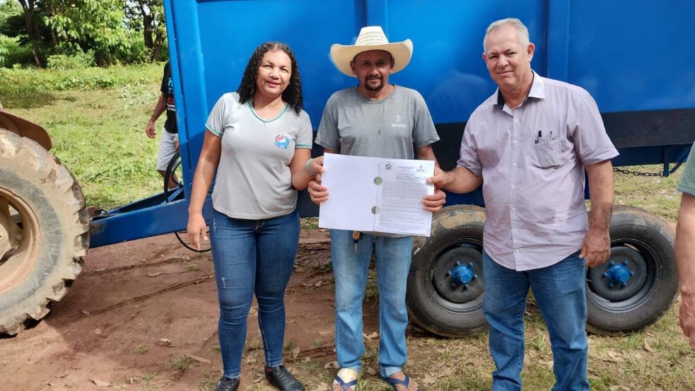 Município entrega carreta basculante para agricultores familiares do Assentamento Pinheiro Velho